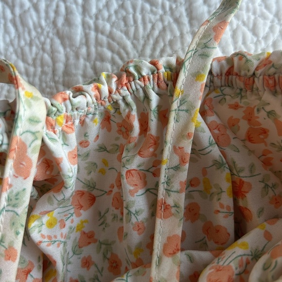 Gorgeous, floral, pleaded jumpsuit size medium - Picture 10 of 11